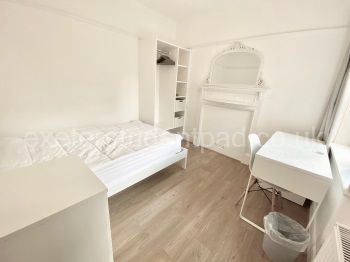 Firt floor middle bedroom